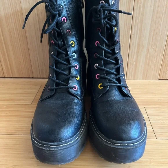 Black combat boots Size 11 multicolored eyelets - Picture 3 of 7